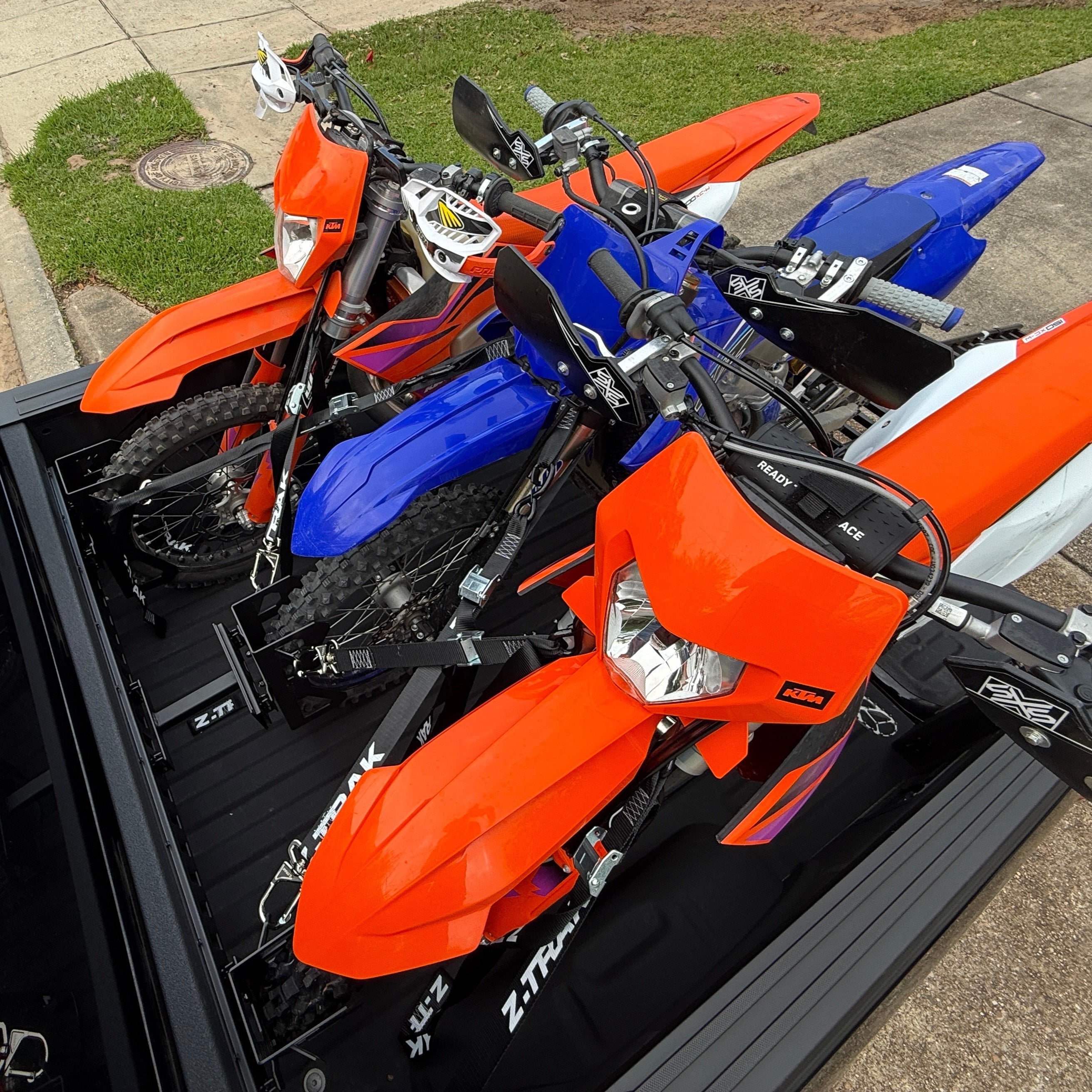 Are Z-TRAK™ mounting racks compatible with third-party e-track accessories?